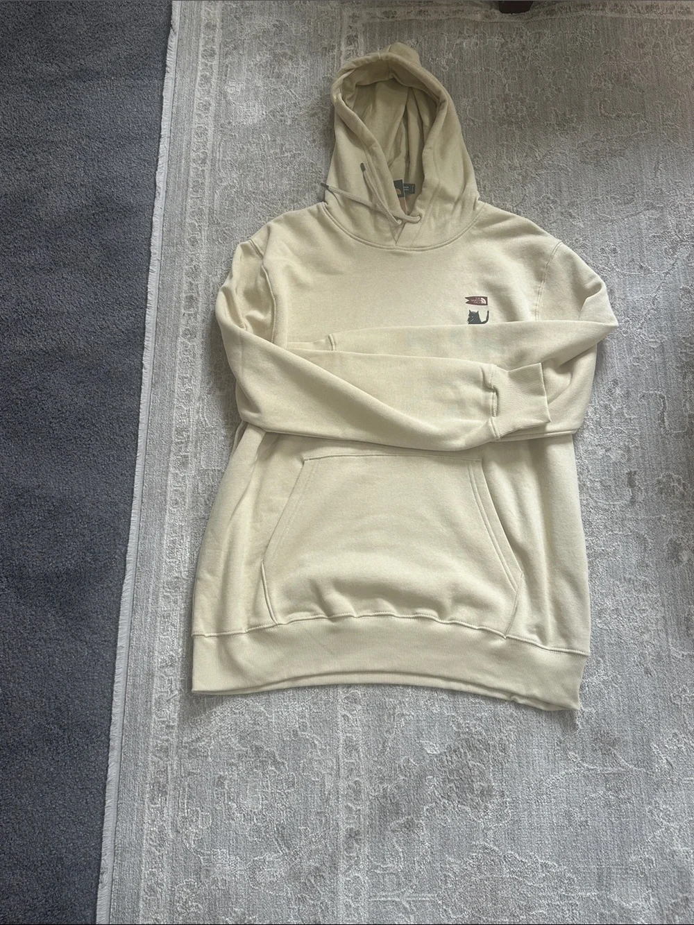 The North Face Men’s Large Wolf Standard Fit Printed Gravel Colored Hoodie. NWTs
